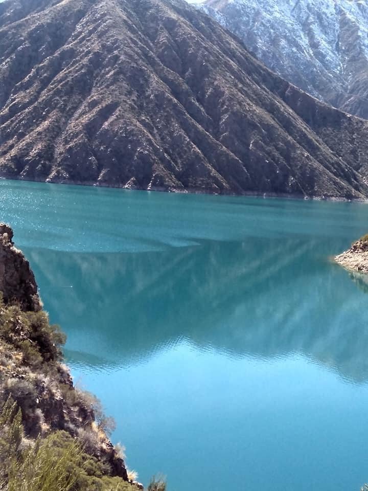 Água cristalina no lago Potrerillos
