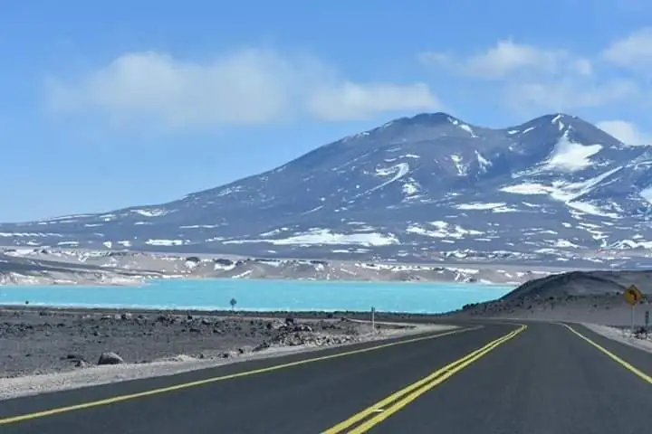 Patagonischer See entlang der Straße in Mendoza