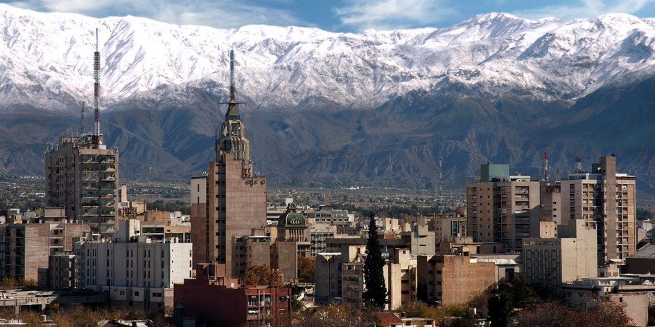 Capital de Mendoza com a Cordilheira nevada ao fundo