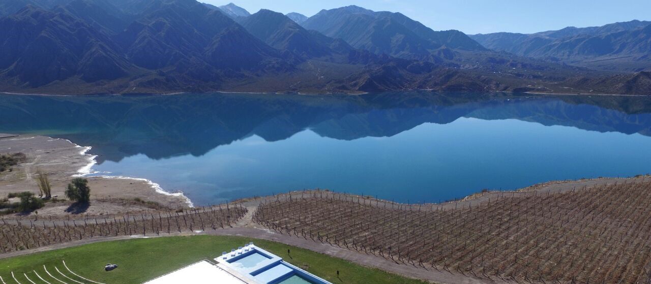 Panorâmica do hotel à beira do lago Potrerillos