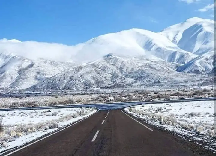 Verschneite Straße in Potrerillos, Mendoza Leisure