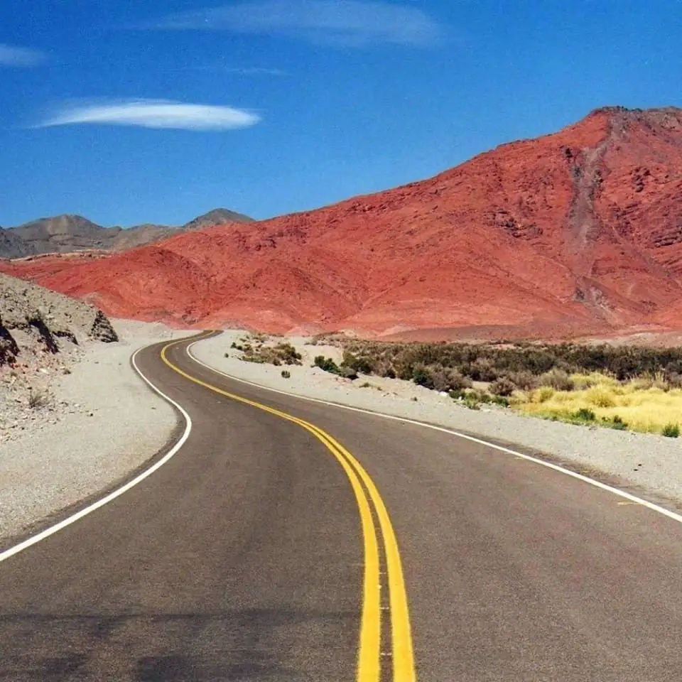 Straße durch rot gefärbte Berge in Mendoza