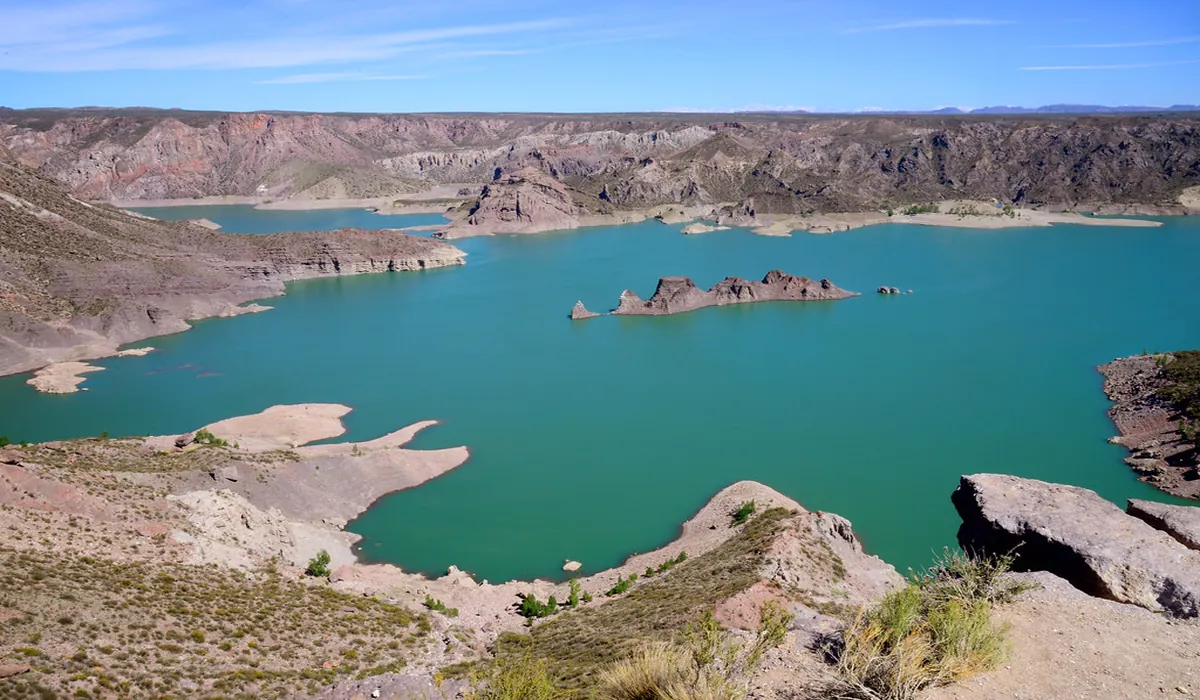 Cânion do Atuel – San Rafael, Mendoza Vista panorâmica do Cânion do Atuel com a rocha submarino e lago turquesa