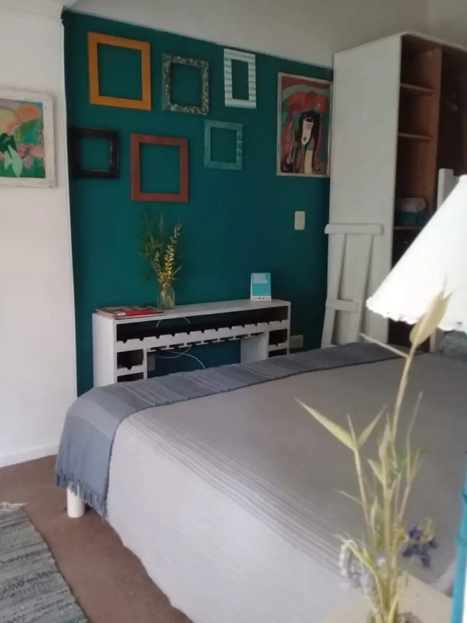 Doppelzimmer mit ländlicher Dekoration