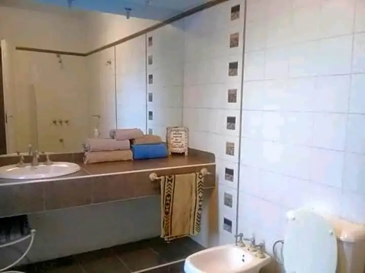 Esszimmer mit rustikalem Holztisch