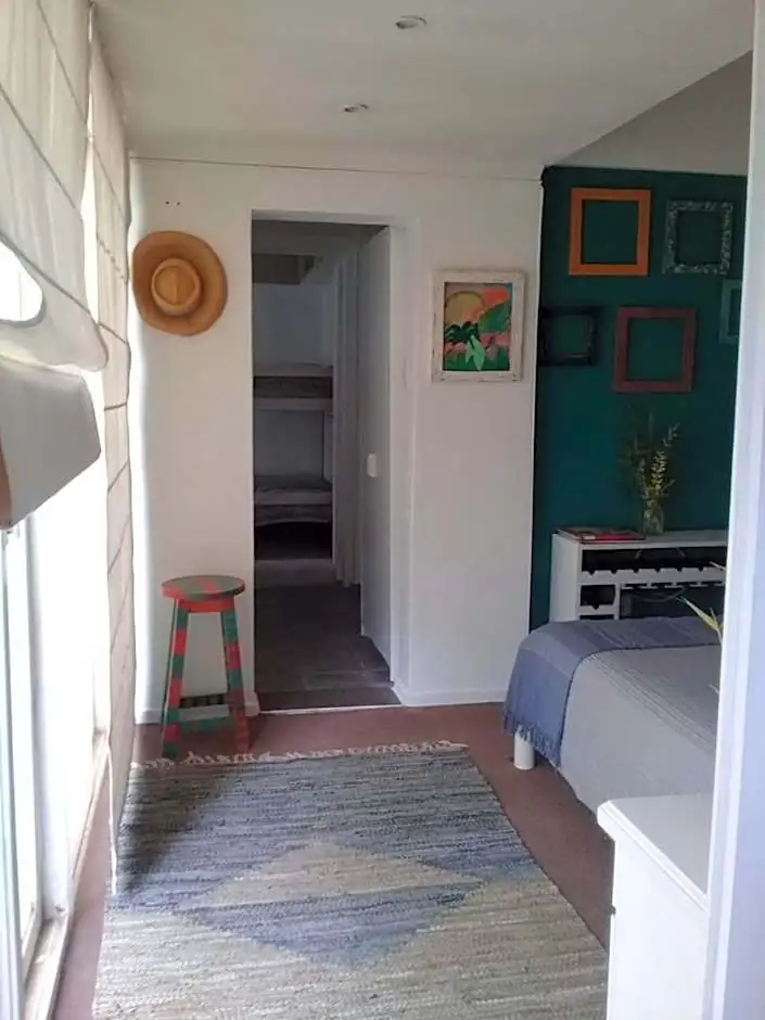 Eingang mit elektrischem Tor und Garten