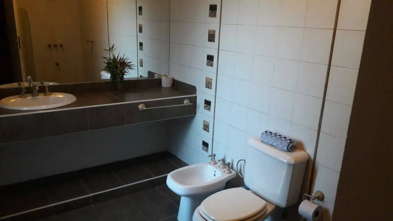 Dekoration mit lokaler Kunst und Textilien