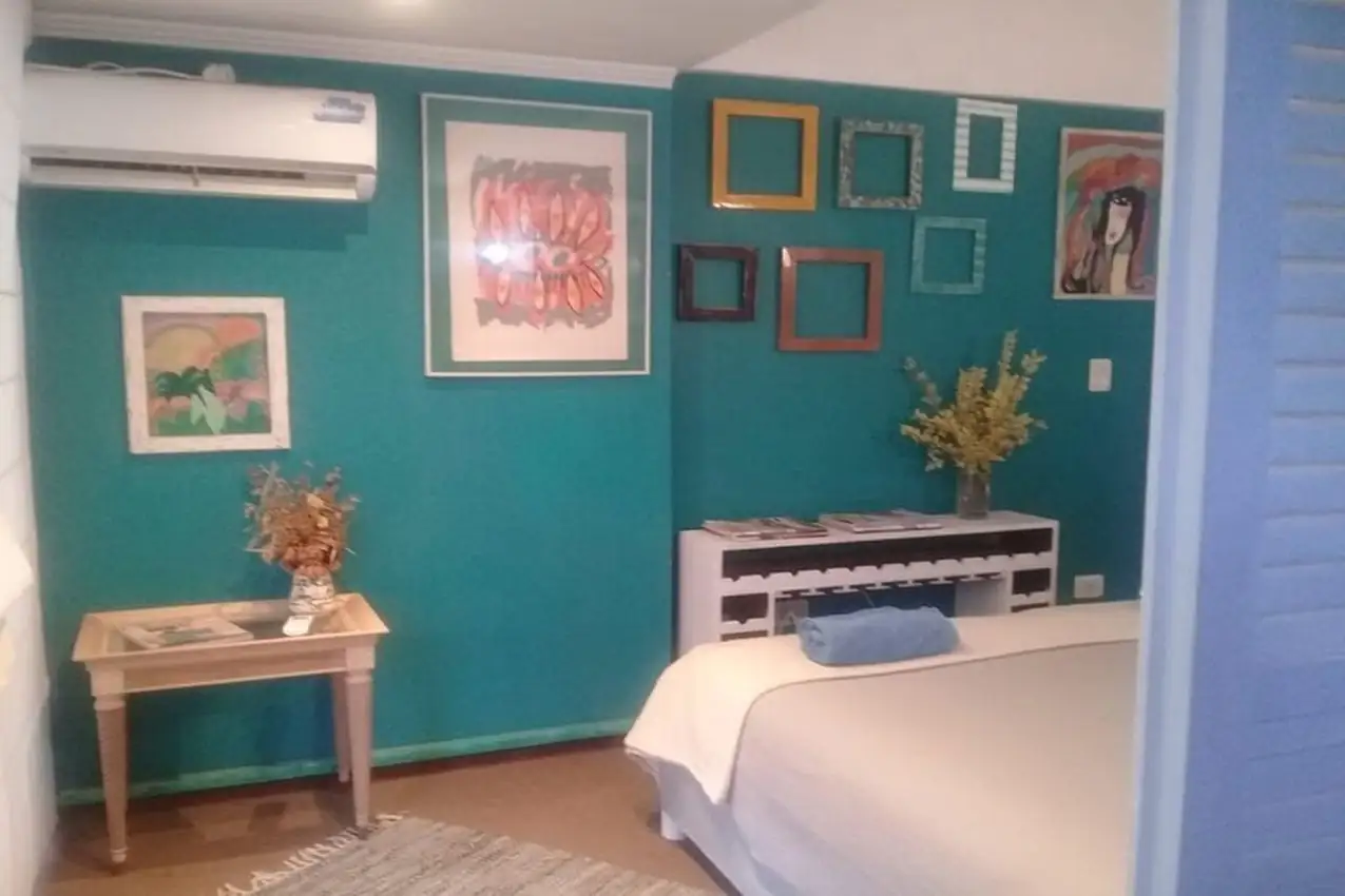 Hauptschlafzimmer Rustikales Hauptschlafzimmer mit künstlerischer Dekoration