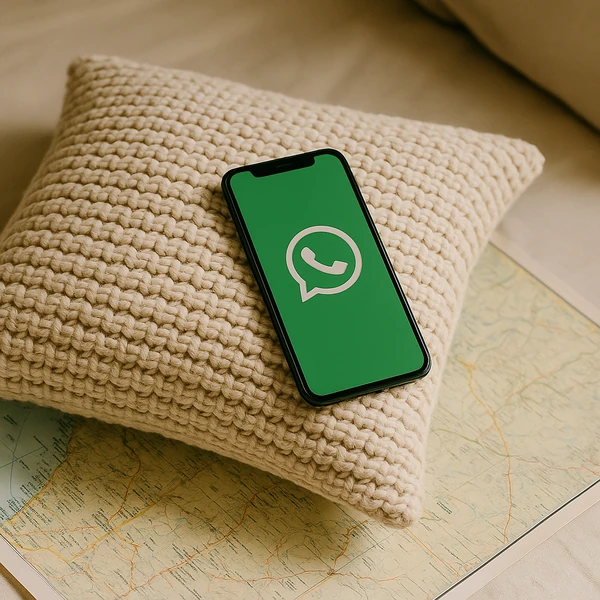 Celular com WhatsApp e mapa de Mendoza sobre uma almofada artesanal