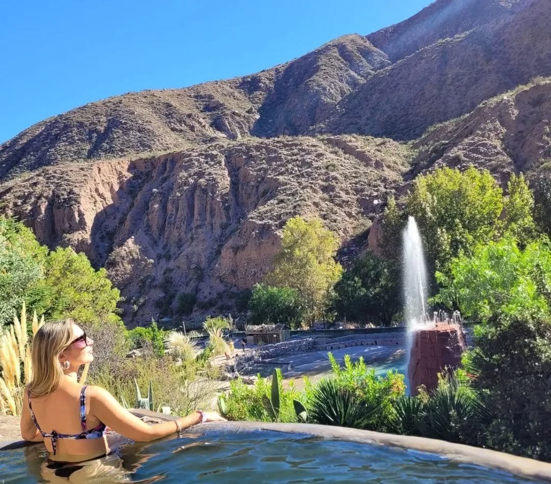 Mulher relaxando nas Termas de Cacheuta, Mendoza