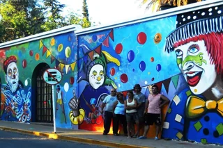 Murales coloridos y vecinos celebrando el carnaval en Chacras de Coria