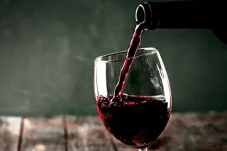 Vino Malbec servido durante una celebración en Mendoza