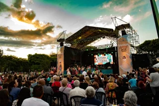 Público frente a un escenario al aire libre durante la Semana Federal en Mendoza