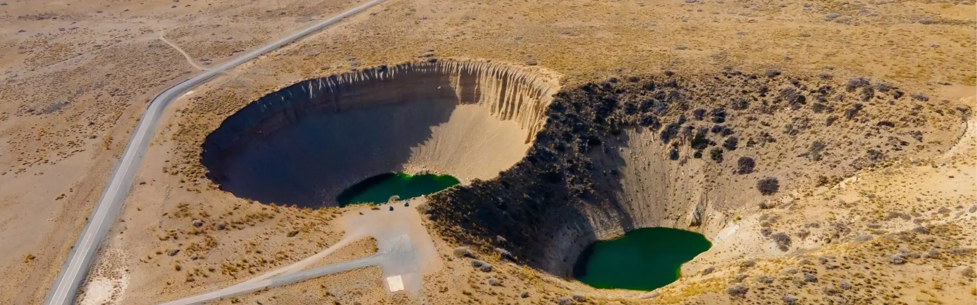 Panoramablick auf die zwei Wasserlöcher im Pozo de las Ánimas, umgeben von Bergen in Mendoza